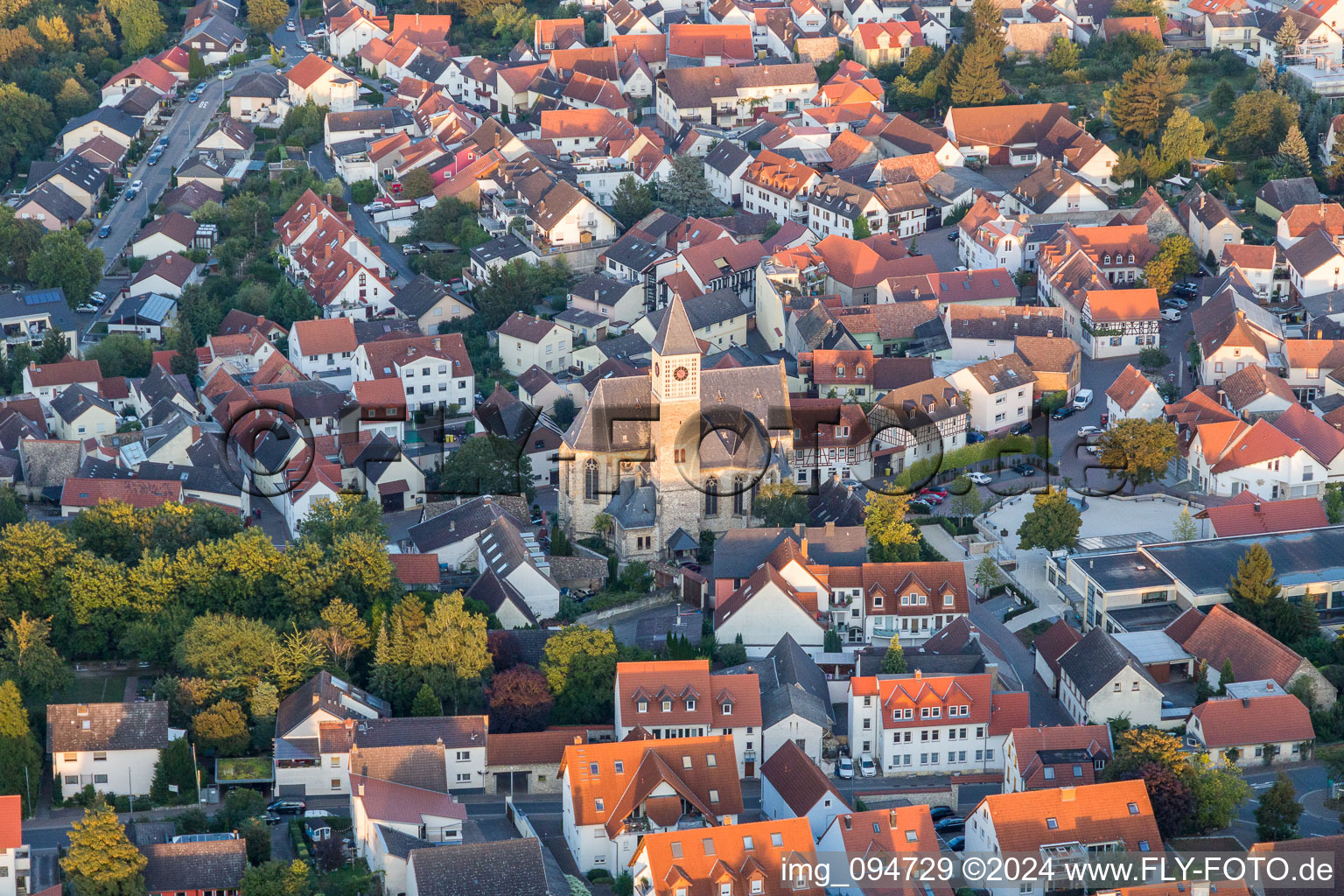 Vue aérienne de Église catholique Zornheim à Zornheim dans le département Rhénanie-Palatinat, Allemagne