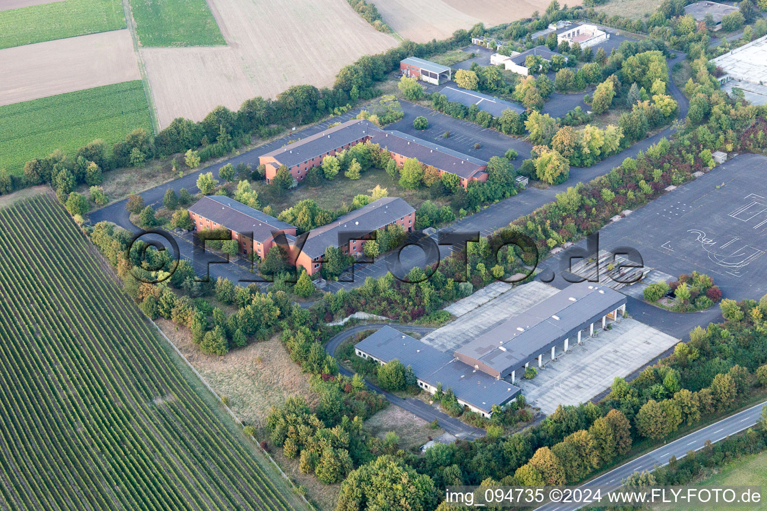 Vue aérienne de Zones de transformation du Rhein-Selz-Park sur le site de l'ancienne caserne et du domaine militaire à l'extérieur de la caserne américaine à Dexheim à le quartier Schwabsburg in Nierstein dans le département Rhénanie-Palatinat, Allemagne