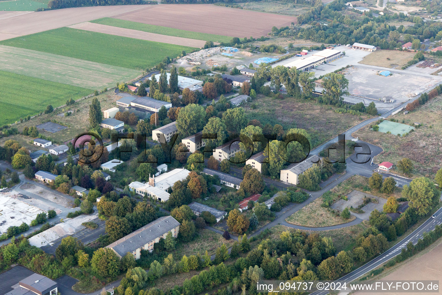 Vue aérienne de Zones de transformation du Rhein-Selz-Park sur le site de l'ancienne caserne et du domaine militaire à l'extérieur de la caserne américaine à Dexheim à le quartier Schwabsburg in Nierstein dans le département Rhénanie-Palatinat, Allemagne