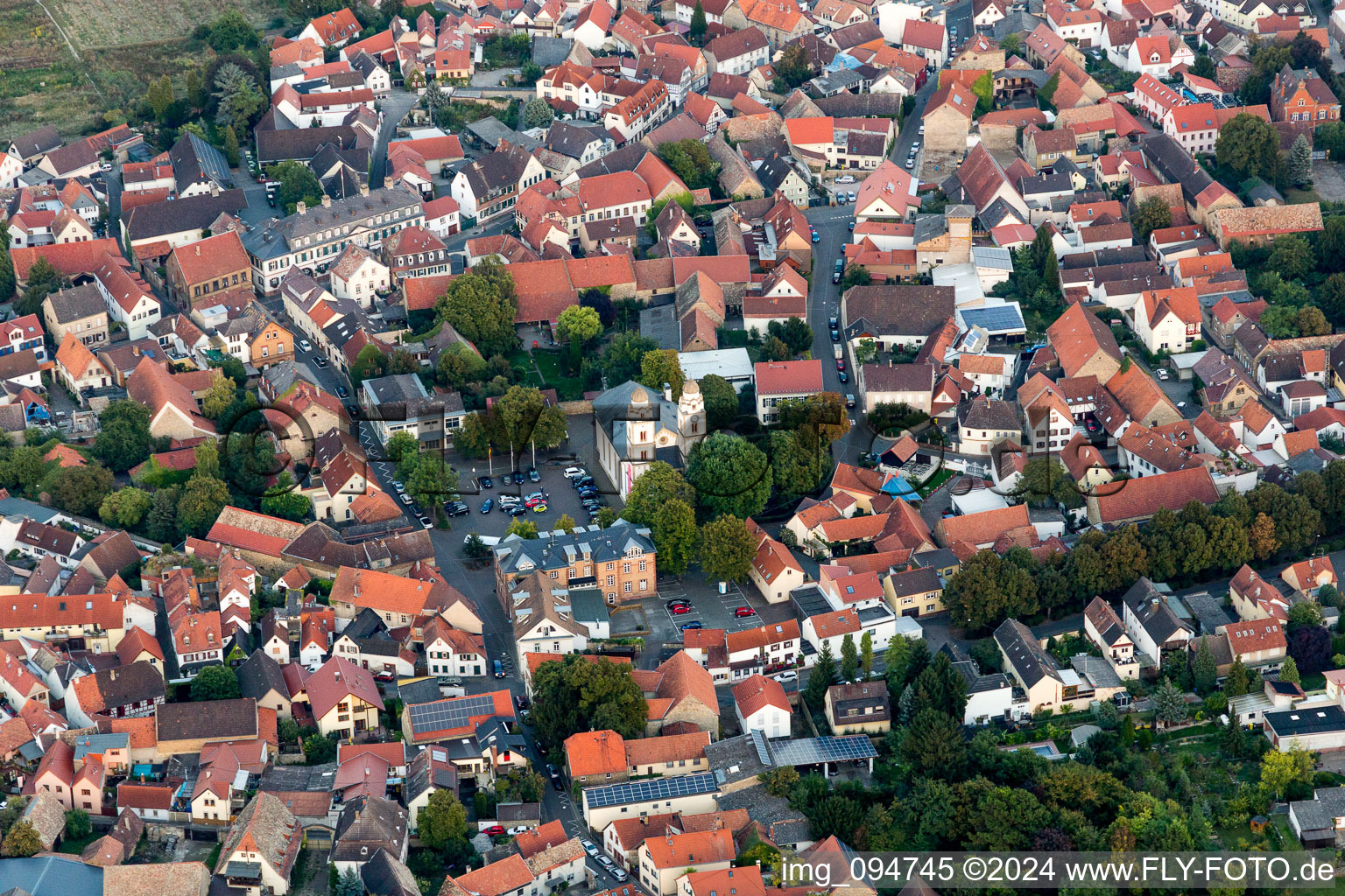 Vue aérienne de Heidenturm Église Saint-Victor au centre du village à Guntersblum dans le département Rhénanie-Palatinat, Allemagne