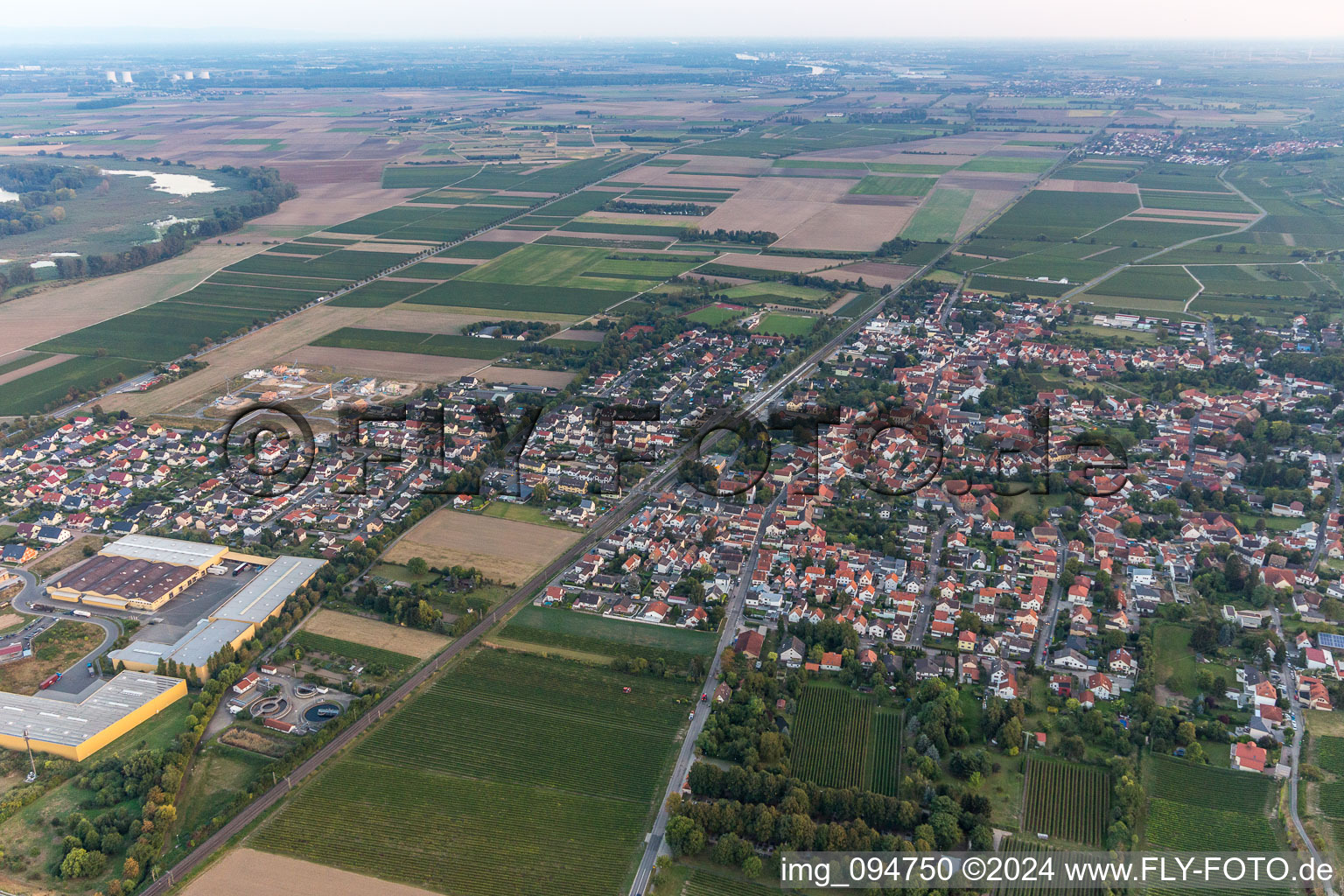 Vue aérienne de Alsheim dans le département Rhénanie-Palatinat, Allemagne