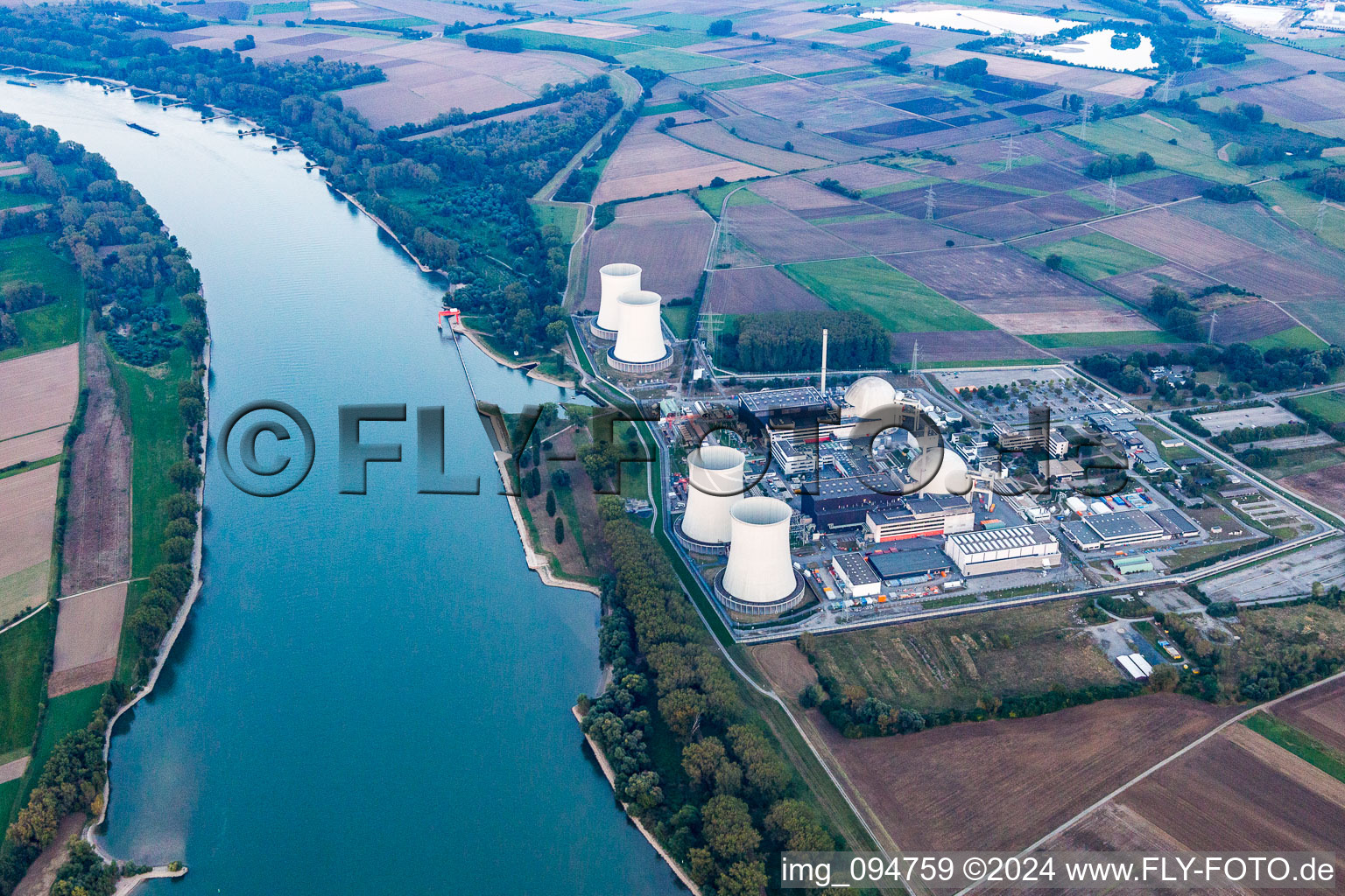 Centrale nucléaire à le quartier Wattenheim in Biblis dans le département Hesse, Allemagne du point de vue du drone