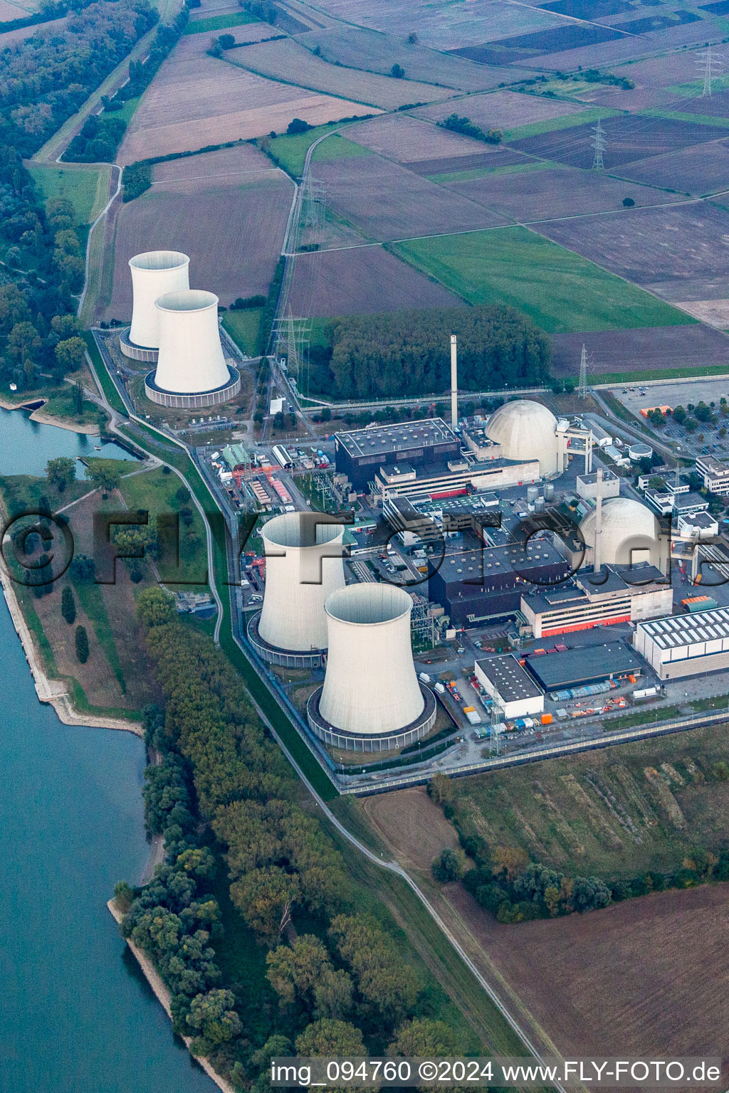 Centrale nucléaire à le quartier Wattenheim in Biblis dans le département Hesse, Allemagne d'un drone