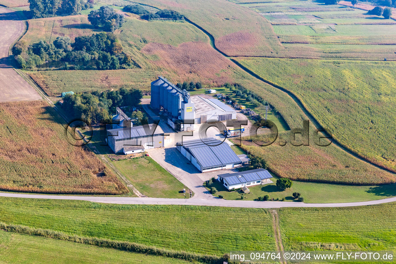 Vue aérienne de Propriété d'une ferme de Bolz Landhandel GmbH dans le quartier Liedolsheim de Dettenheim à Liedolsheim dans le département Bade-Wurtemberg, Allemagne