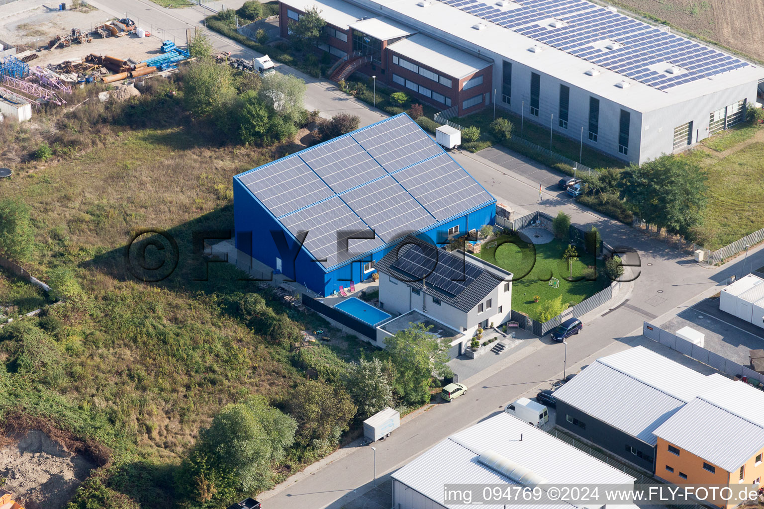 Vue aérienne de Toit solaire sur le ring commercial à le quartier Rußheim in Dettenheim dans le département Bade-Wurtemberg, Allemagne