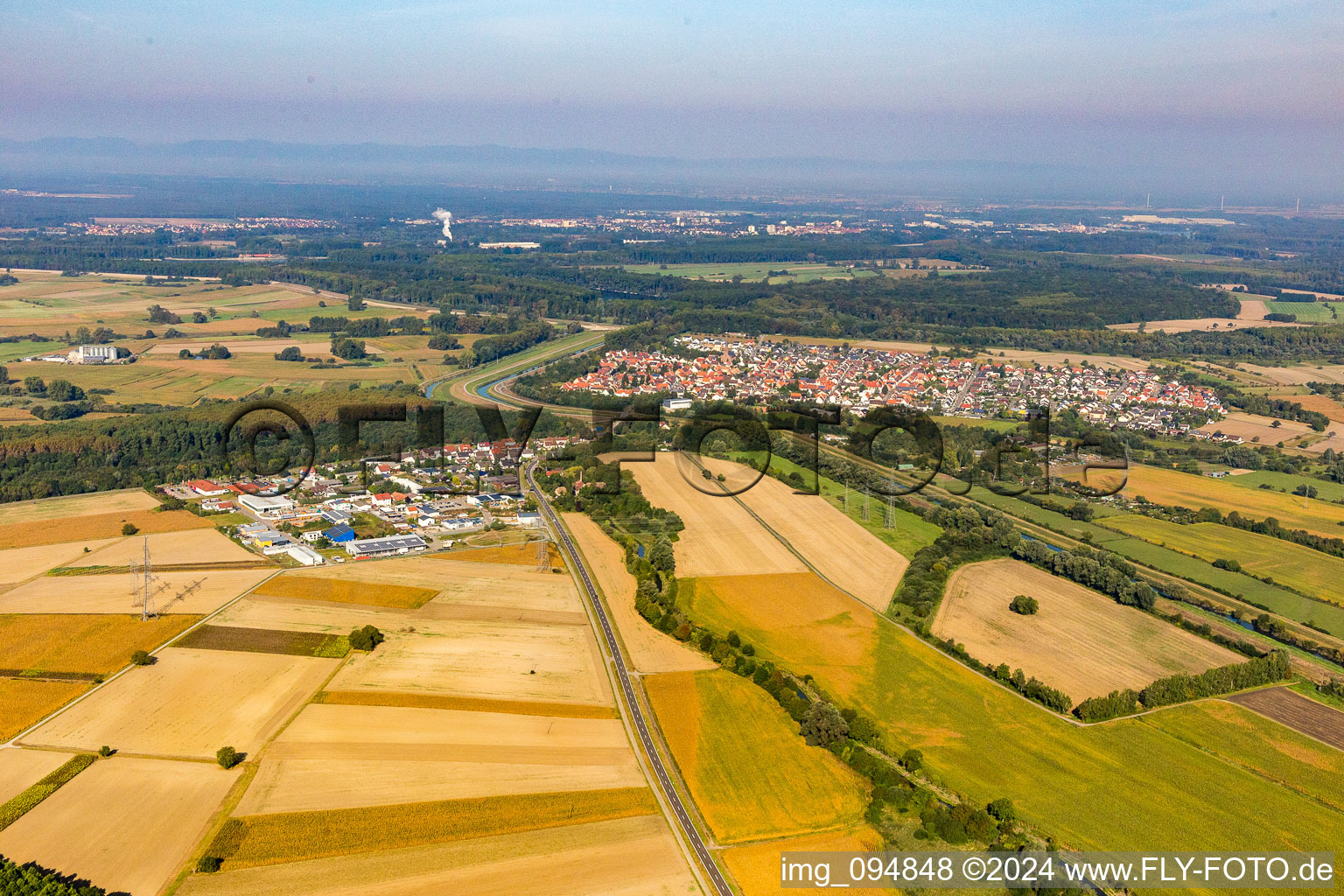 Vue aérienne de Canal de Saalbach à le quartier Rußheim in Dettenheim dans le département Bade-Wurtemberg, Allemagne