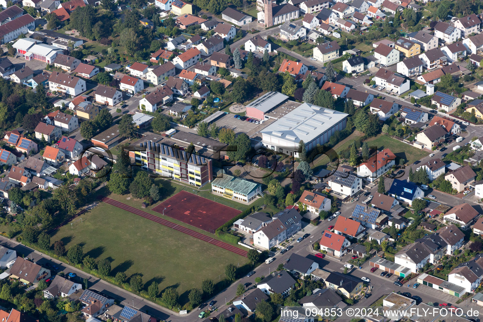 Vue aérienne de Salle de sport, piscine couverte et école Pestalozzi Liedolsheim à le quartier Liedolsheim in Dettenheim dans le département Bade-Wurtemberg, Allemagne