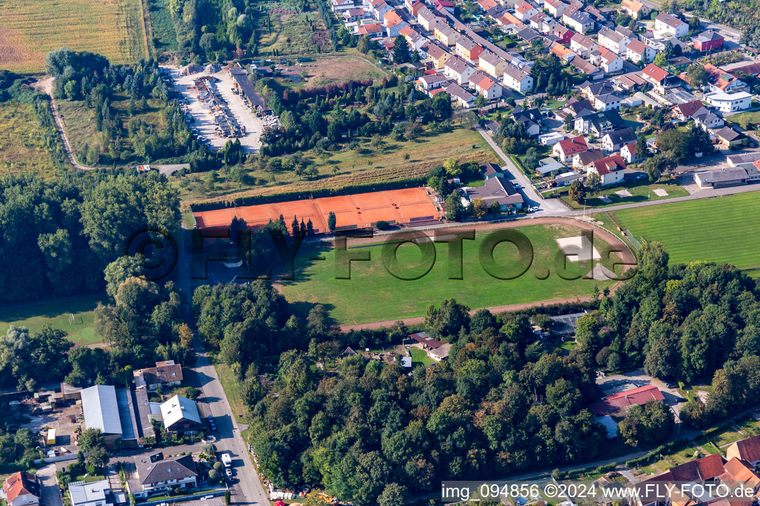 Vue aérienne de Centre de gymnastique et parc ornithologique à le quartier Liedolsheim in Dettenheim dans le département Bade-Wurtemberg, Allemagne