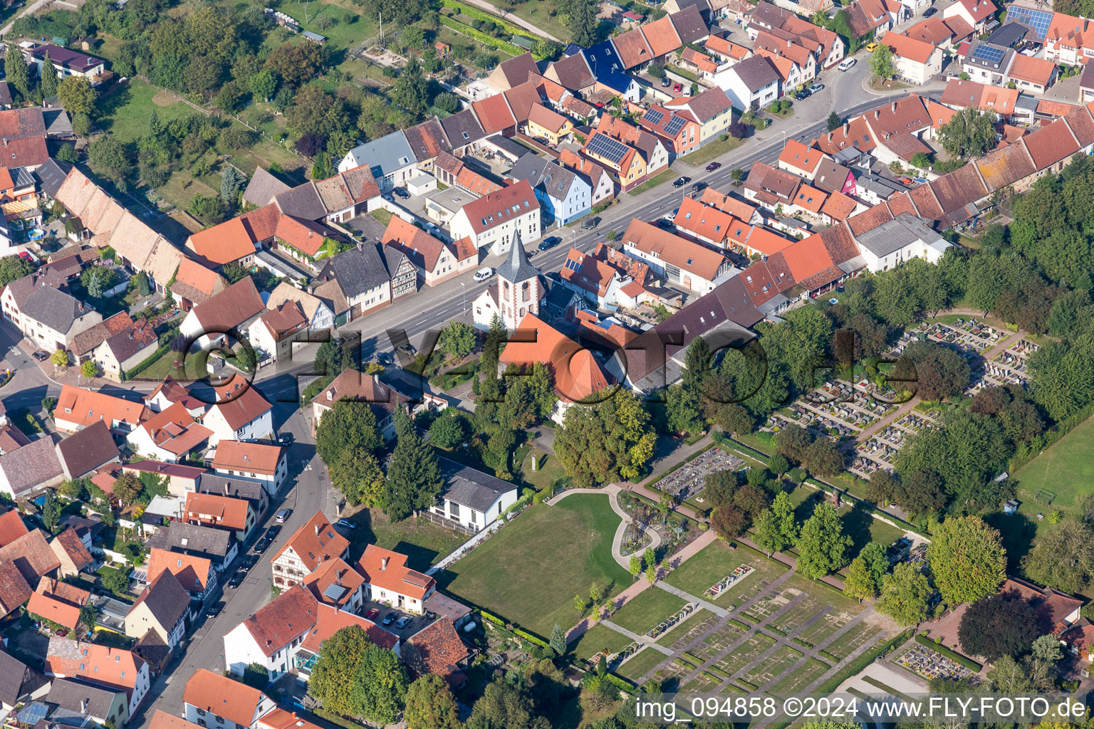 Vue aérienne de Bâtiment religieux dans le quartier Liedolsheim de Dettenheim à Liedolsheim dans le département Bade-Wurtemberg, Allemagne
