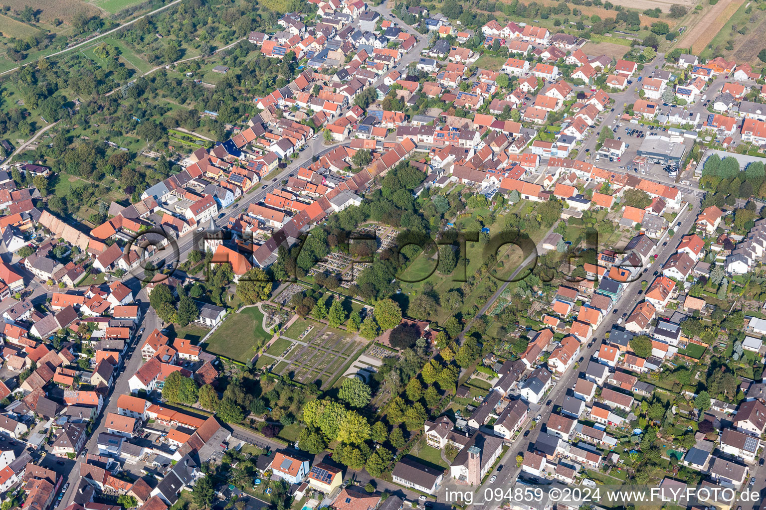 Vue aérienne de Cimetière à le quartier Liedolsheim in Dettenheim dans le département Bade-Wurtemberg, Allemagne