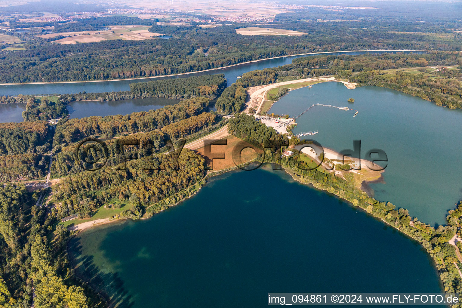 Vue aérienne de Étangs de carrière au bord du Rhin à le quartier Liedolsheim in Dettenheim dans le département Bade-Wurtemberg, Allemagne