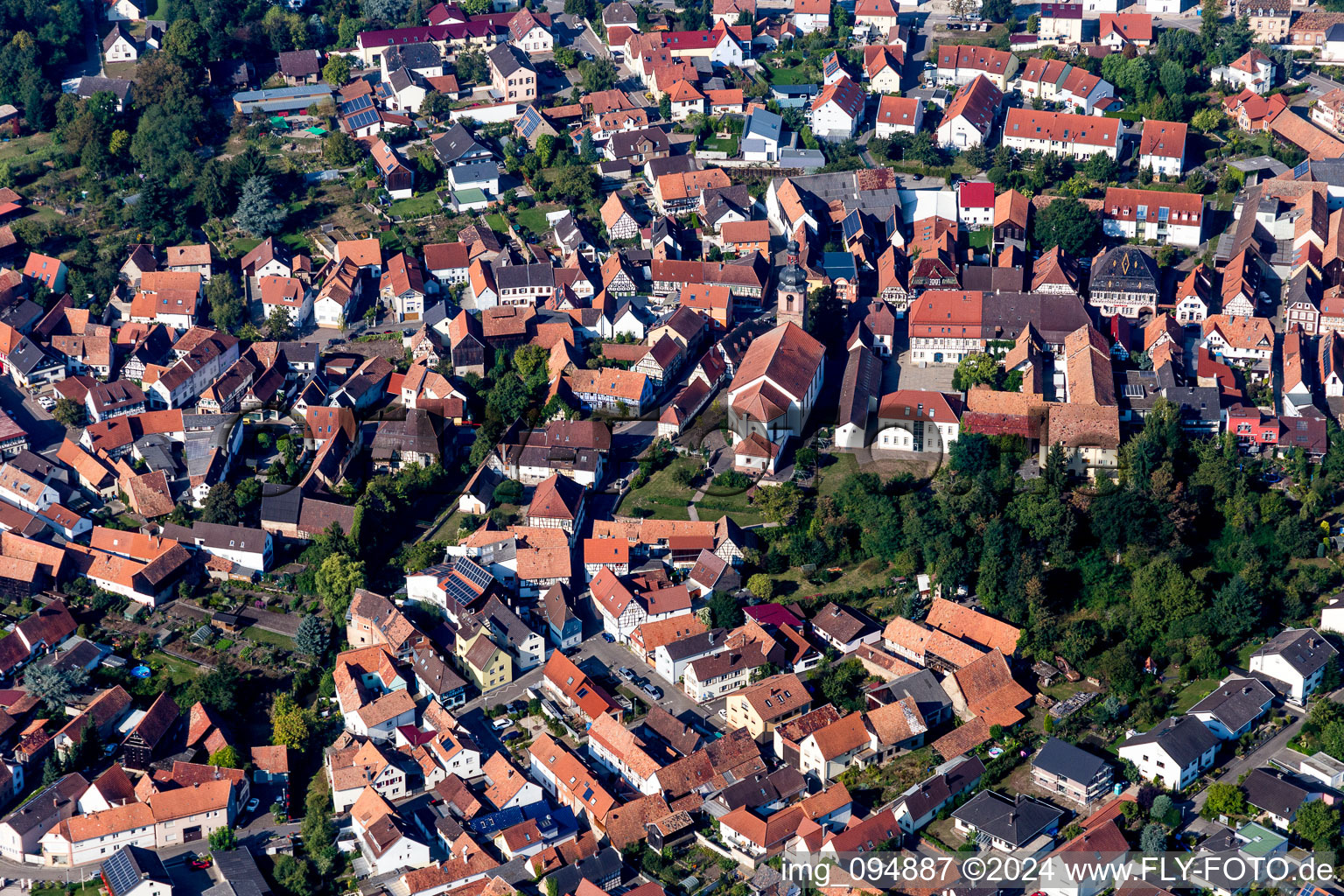 Vue aérienne de Bâtiment de l'église de la paroisse catholique au centre du village à Rheinzabern dans le département Rhénanie-Palatinat, Allemagne