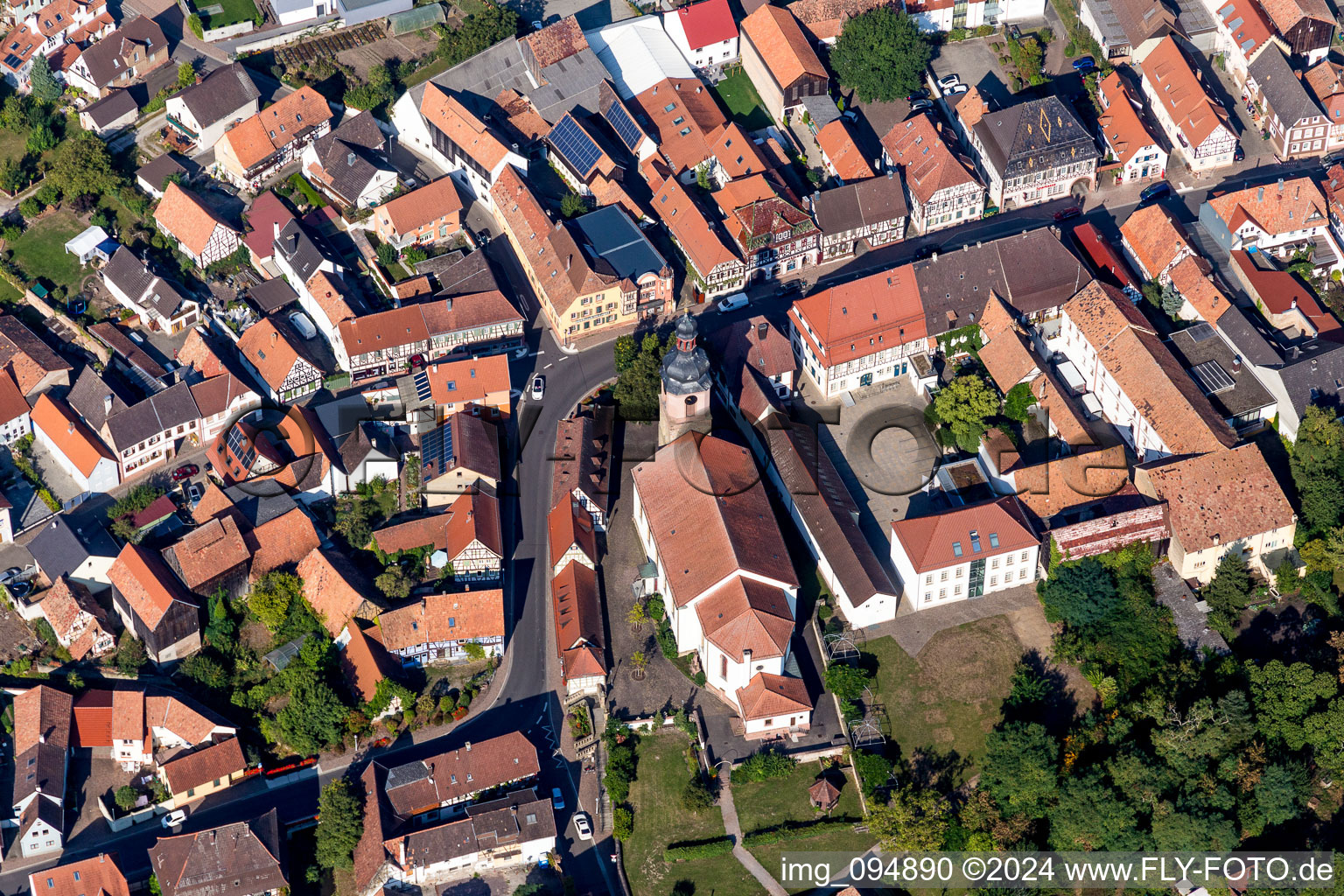 Vue aérienne de Bâtiment de l'église de la paroisse catholique au centre du village à Rheinzabern dans le département Rhénanie-Palatinat, Allemagne