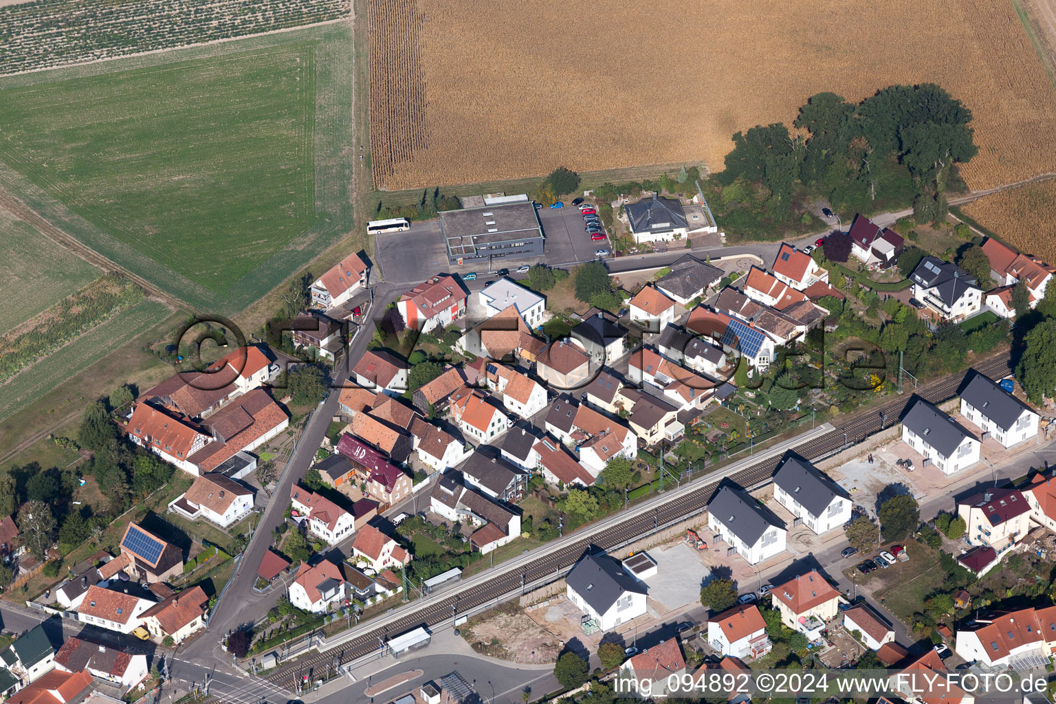 Rheinzabern dans le département Rhénanie-Palatinat, Allemagne du point de vue du drone