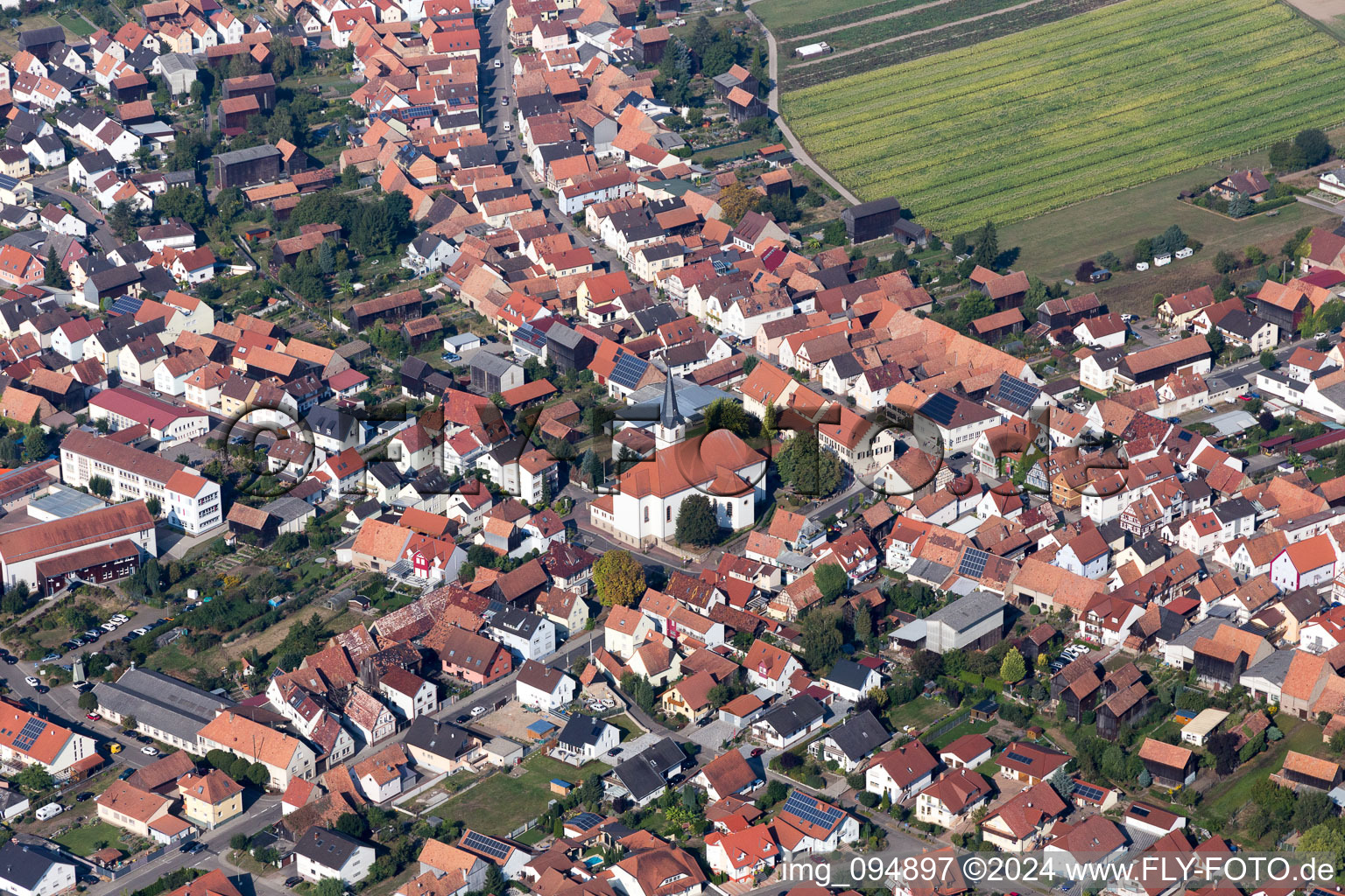 Vue aérienne de Bâtiment d'église au centre du village à Hatzenbühl dans le département Rhénanie-Palatinat, Allemagne