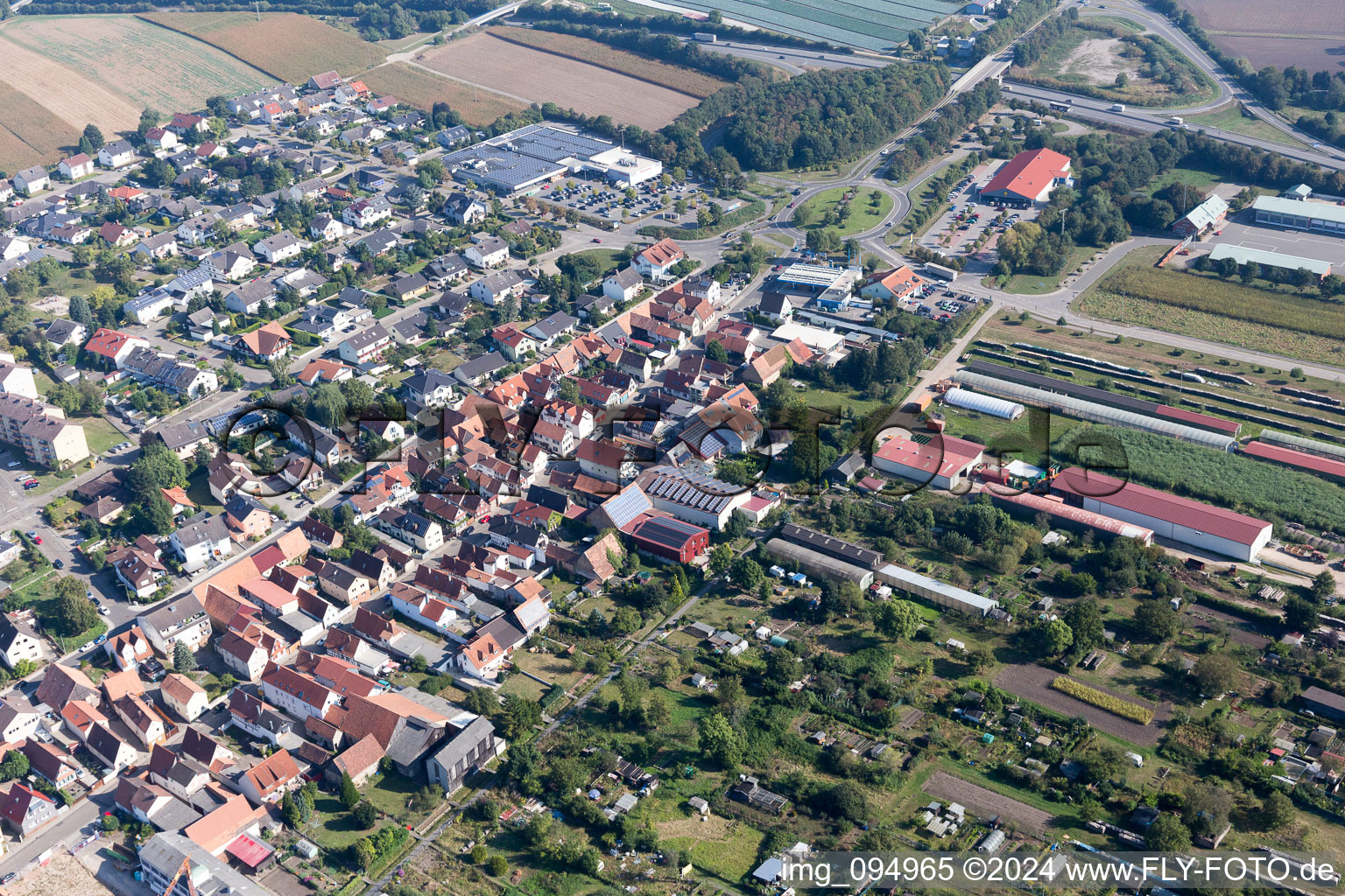 Vue aérienne de Tracé de la route Rheinstrasse à Kandel dans le département Rhénanie-Palatinat, Allemagne