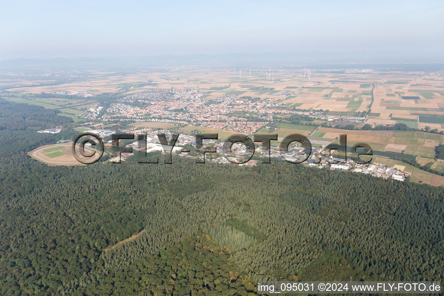 Hatzenbühl dans le département Rhénanie-Palatinat, Allemagne du point de vue du drone