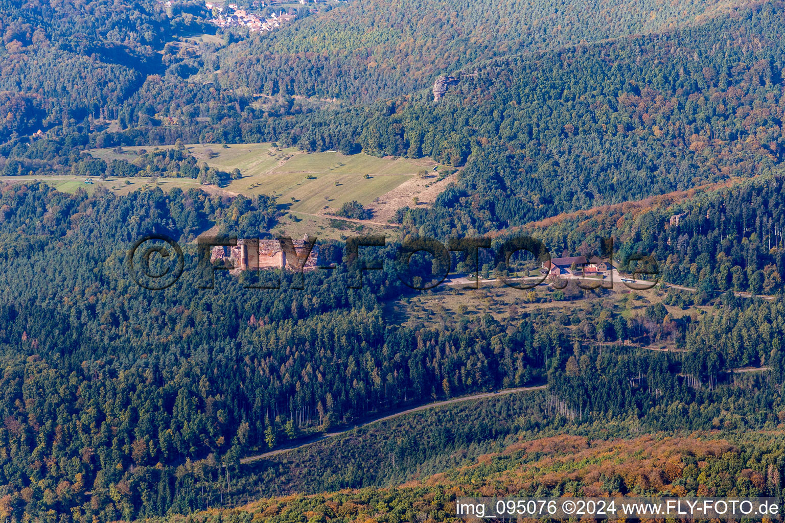 Vue aérienne de Ruines et vestiges de l'enceinte du château de Fleckenstein avec le Café des 4 Châteaux à Lembach dans le département Bas Rhin, France