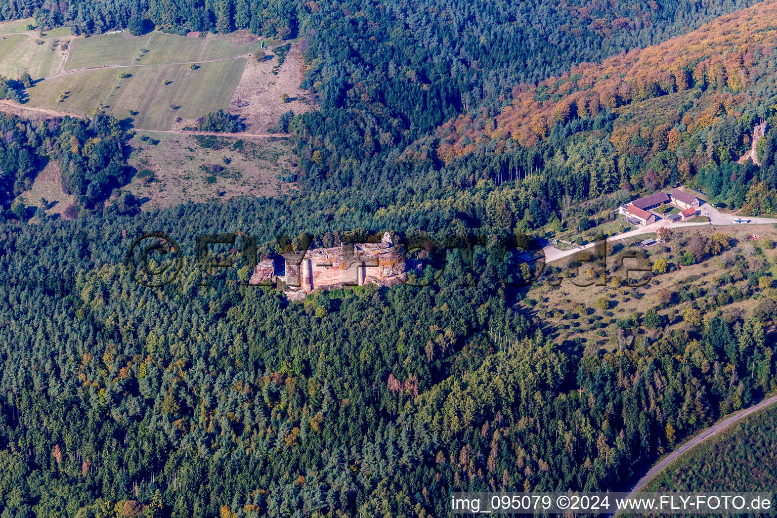 Vue aérienne de Ruines et vestiges de l'enceinte du château de Fleckenstein avec le Café des 4 Châteaux à Lembach dans le département Bas Rhin, France