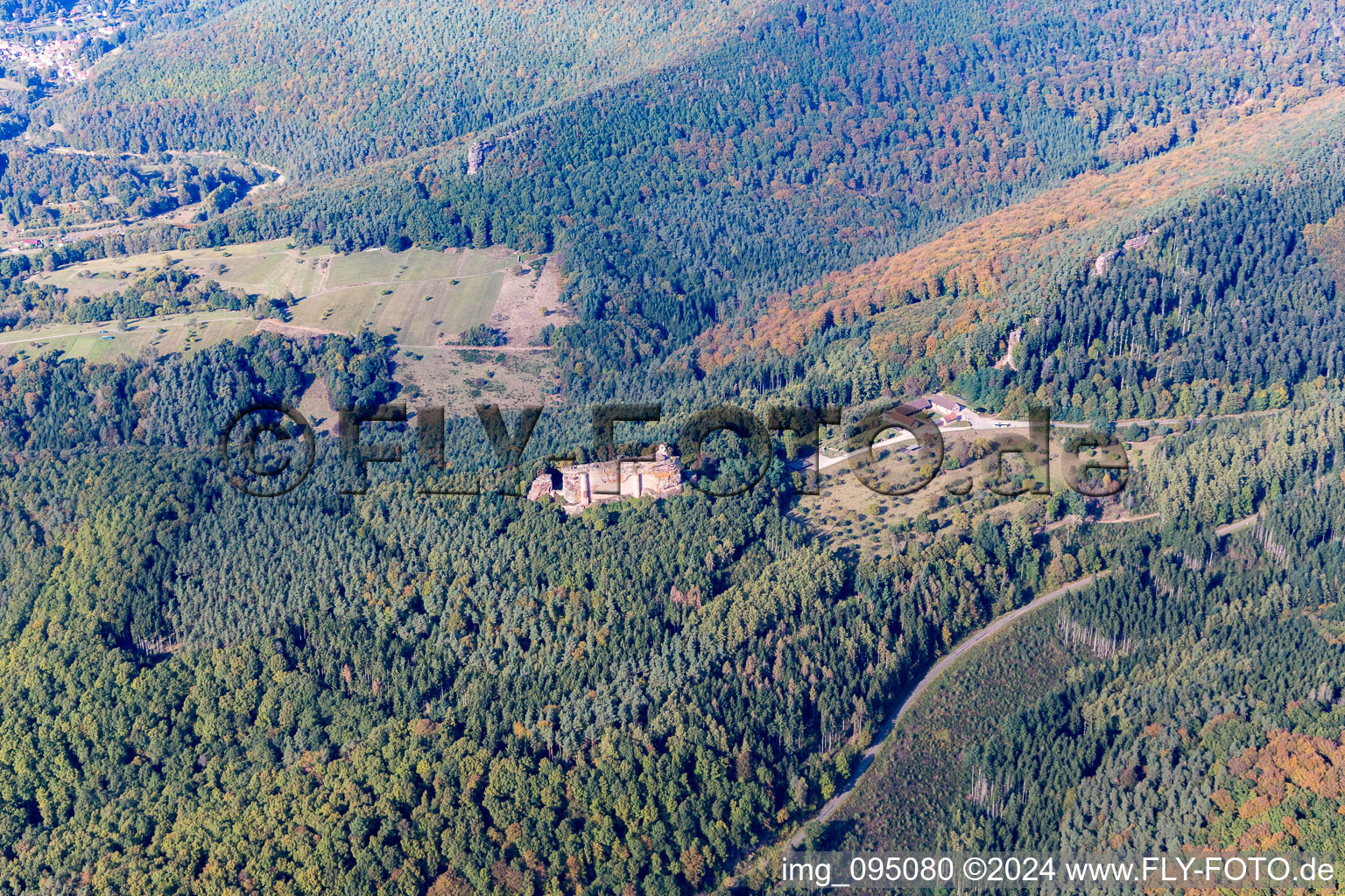 Vue aérienne de Ruines du château de Fleckenstein à Lembach dans le département Bas Rhin, France