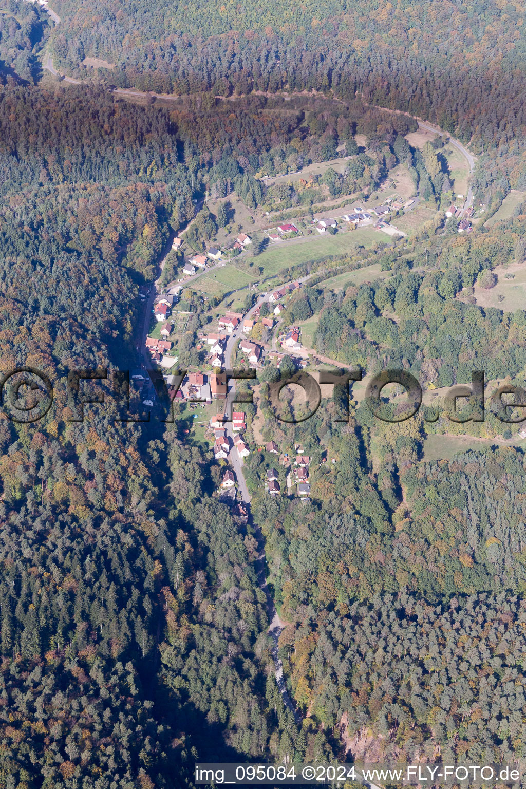 Vue aérienne de Hirschthal dans le département Rhénanie-Palatinat, Allemagne