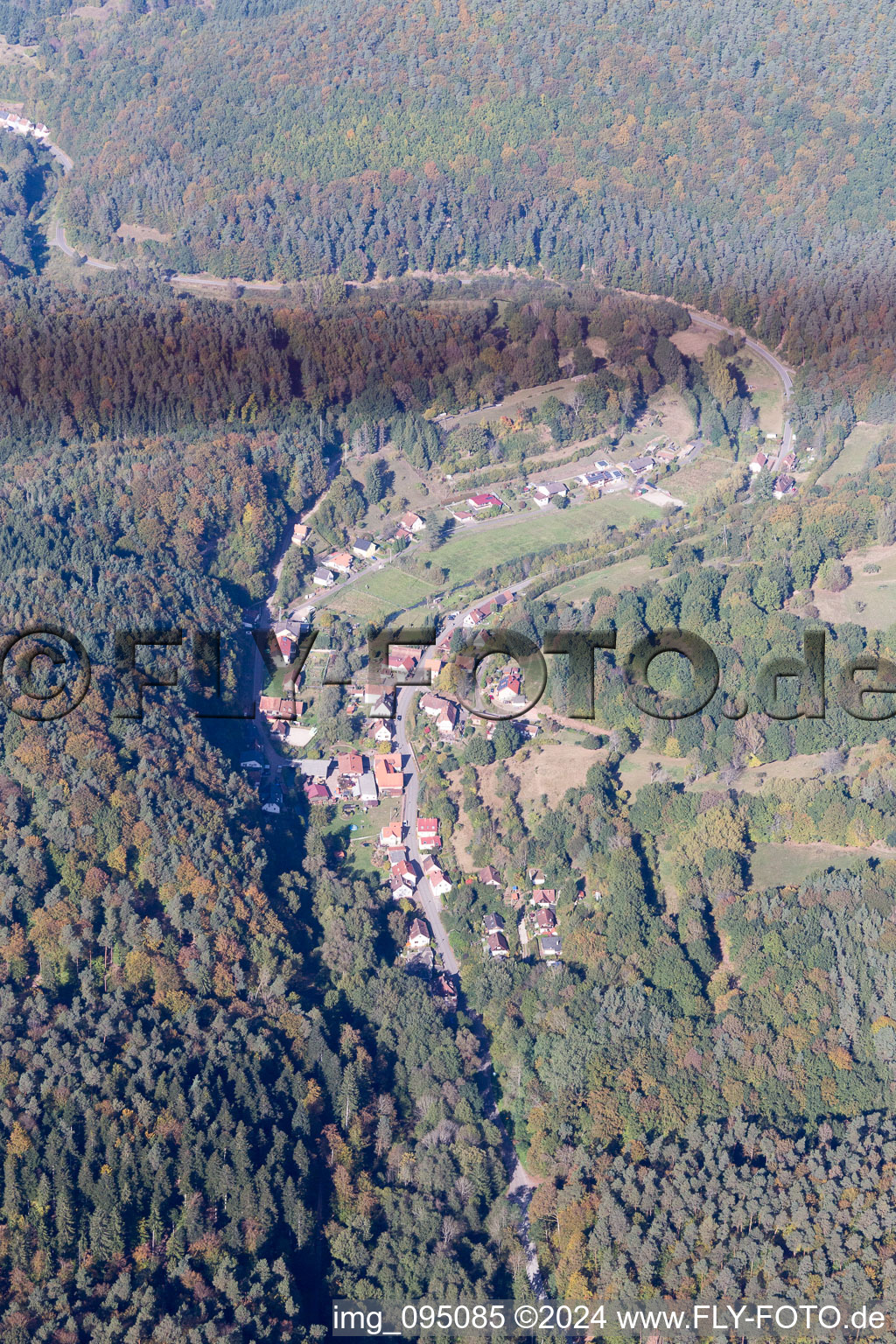 Vue aérienne de Hirschthal dans le département Rhénanie-Palatinat, Allemagne