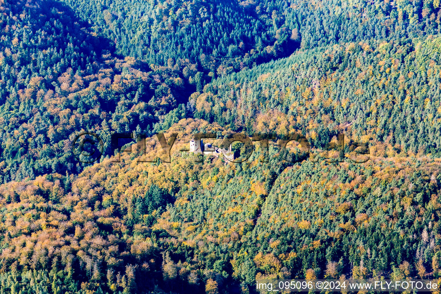 Vue aérienne de Frönsbourg à Lembach dans le département Bas Rhin, France