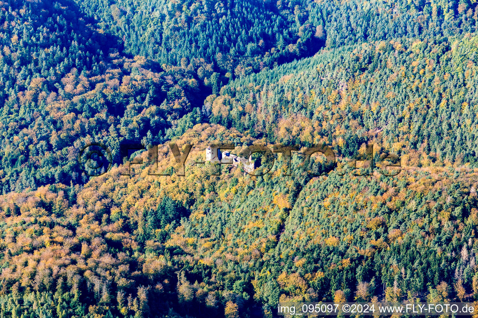 Vue aérienne de Frönsbourg à Lembach dans le département Bas Rhin, France