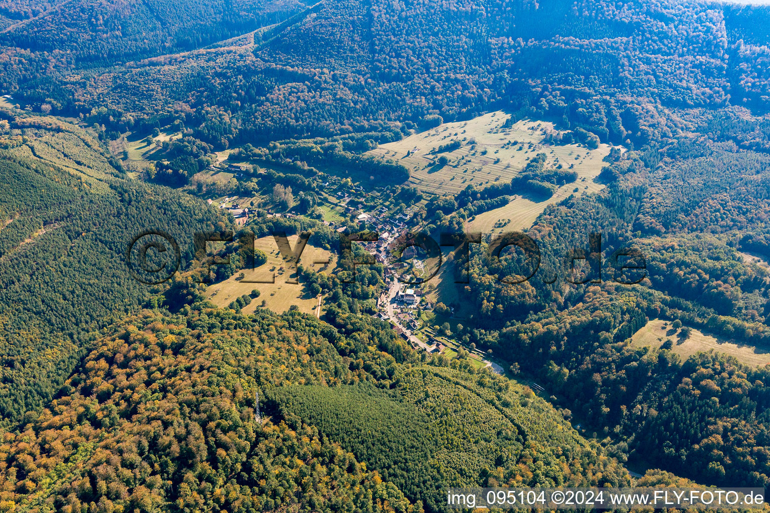 Niedersteinbach dans le département Bas Rhin, France du point de vue du drone