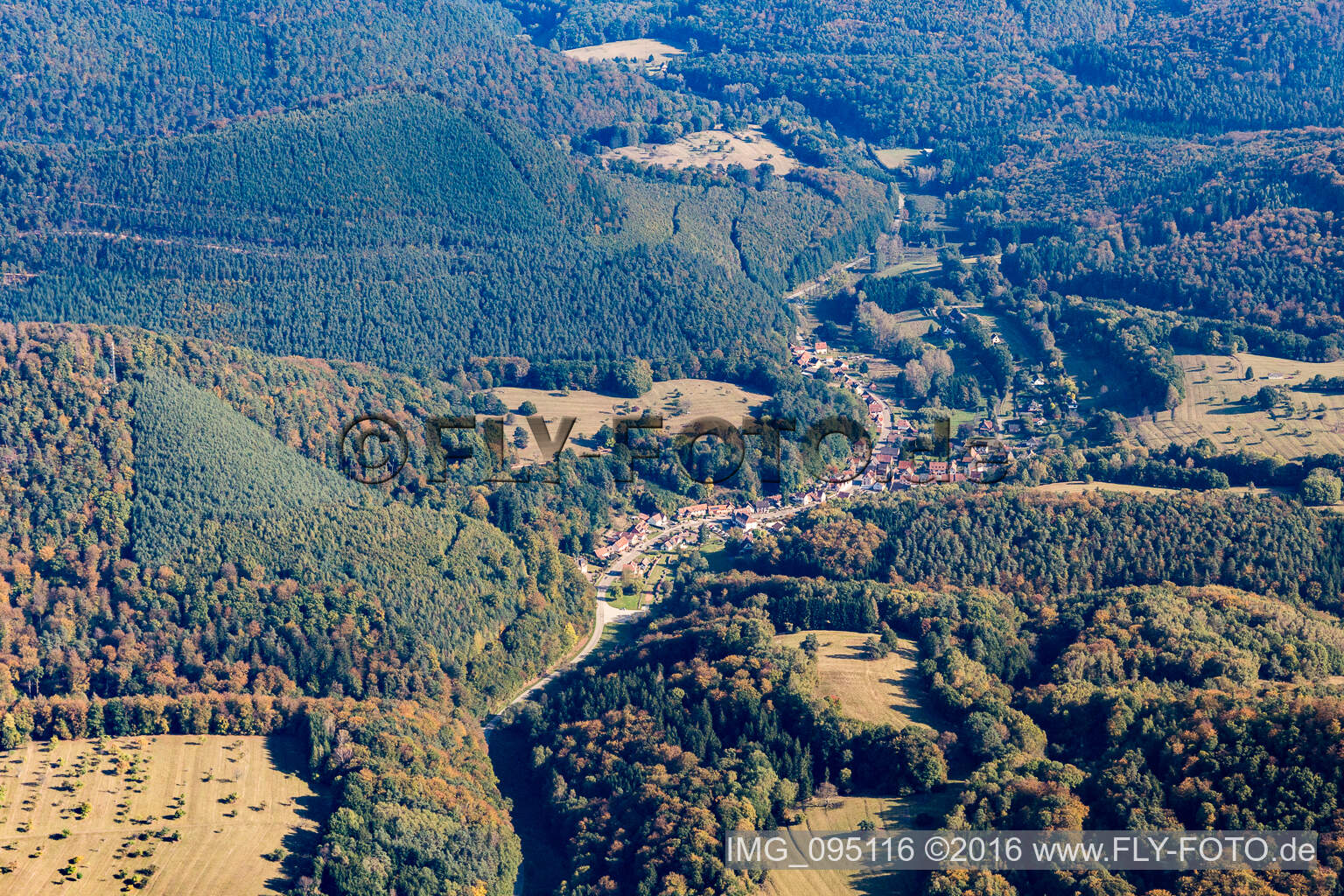Niedersteinbach dans le département Bas Rhin, France vu d'un drone