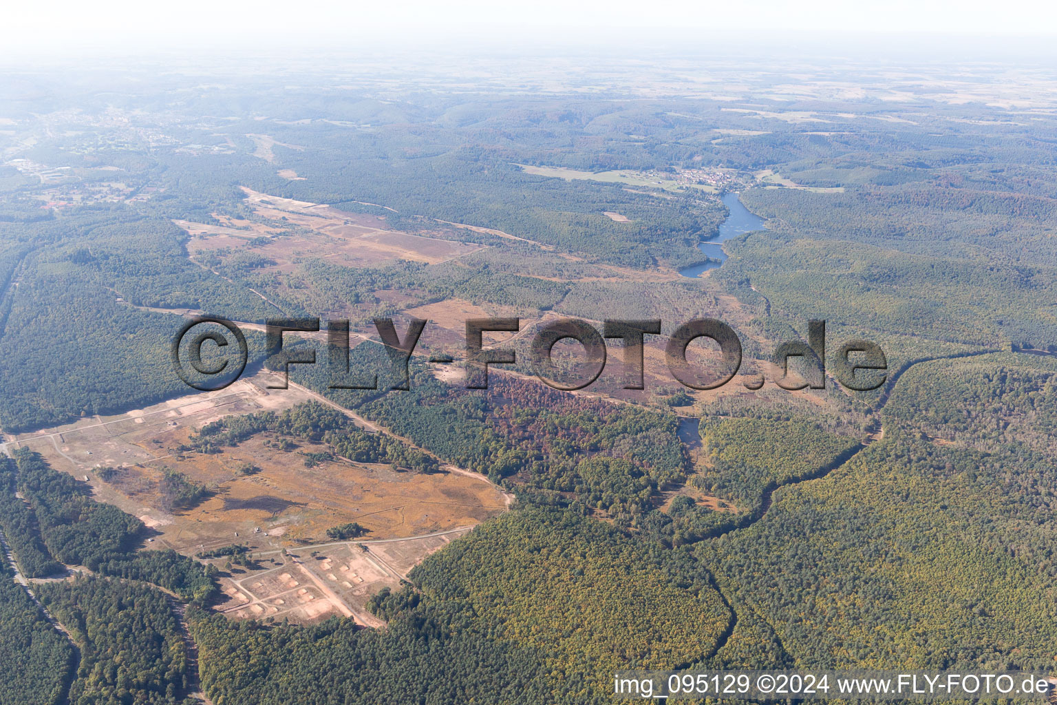 Vue aérienne de Bitche, zone d'entraînement militaire à Haspelschiedt dans le département Moselle, France