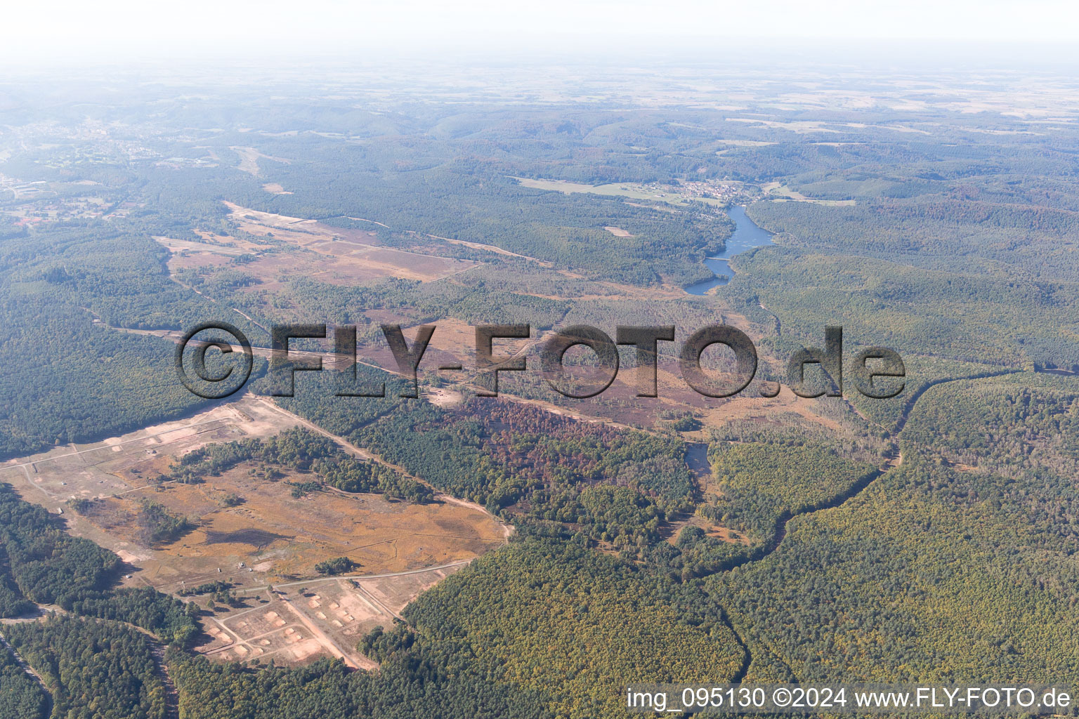 Vue aérienne de Bitche, zone d'entraînement militaire à Haspelschiedt dans le département Moselle, France