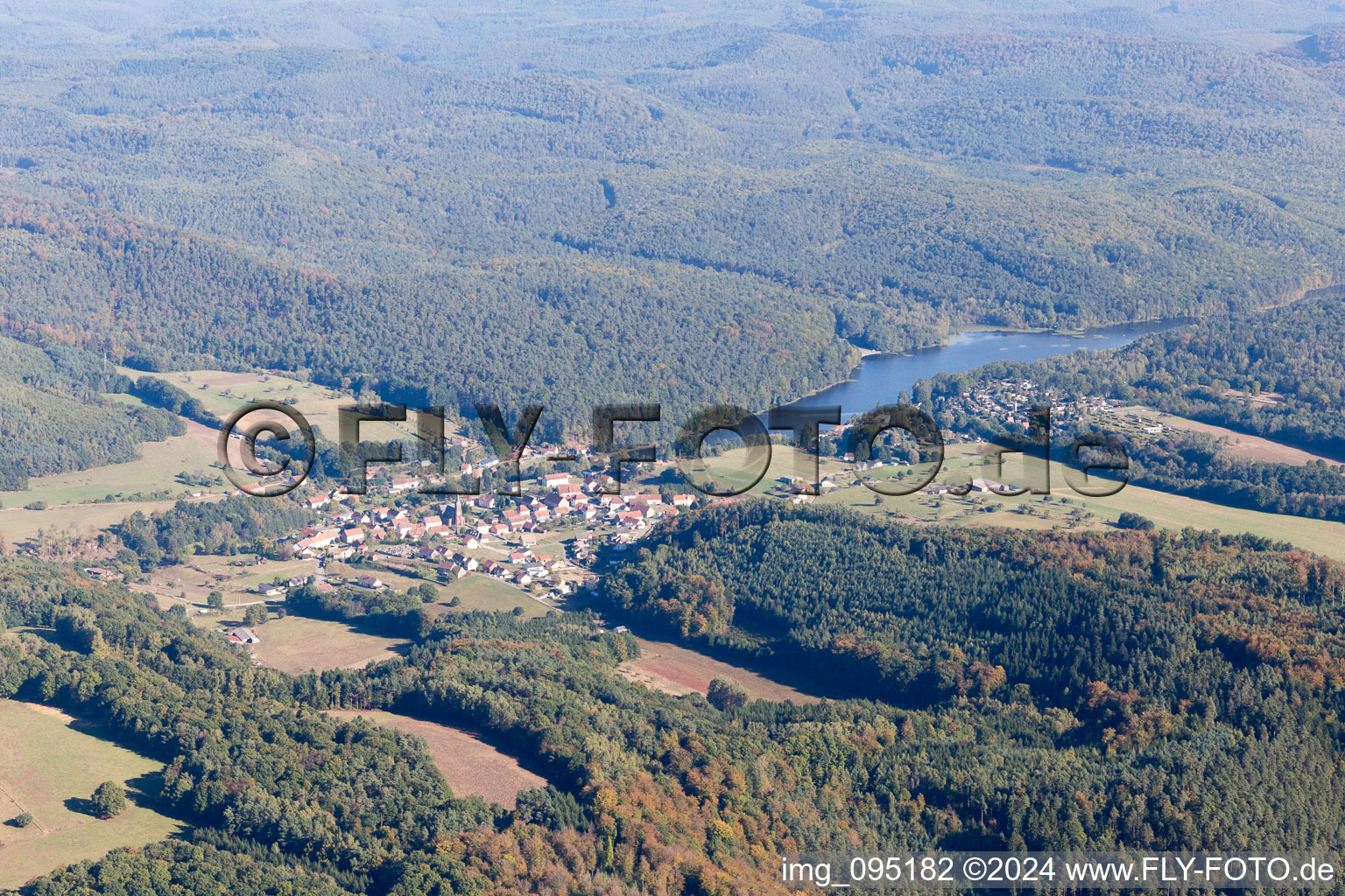 Vue aérienne de Zones riveraines des lacs de l'Etang de Haspelschiedt à Haspelschiedt dans le département Moselle, France