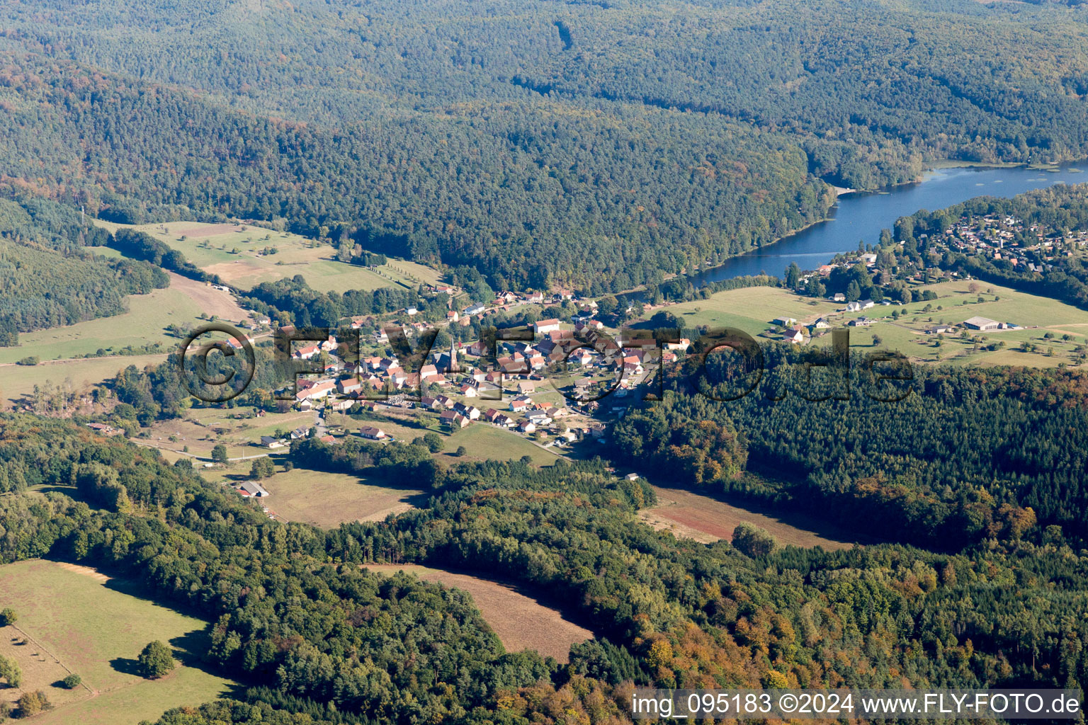 Vue aérienne de Zones riveraines des lacs de l'Etang de Haspelschiedt à Haspelschiedt dans le département Moselle, France