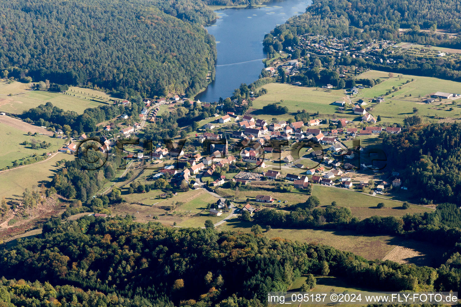 Zones riveraines des lacs de l'Etang de Haspelschiedt à Haspelschiedt dans le département Moselle, France d'en haut