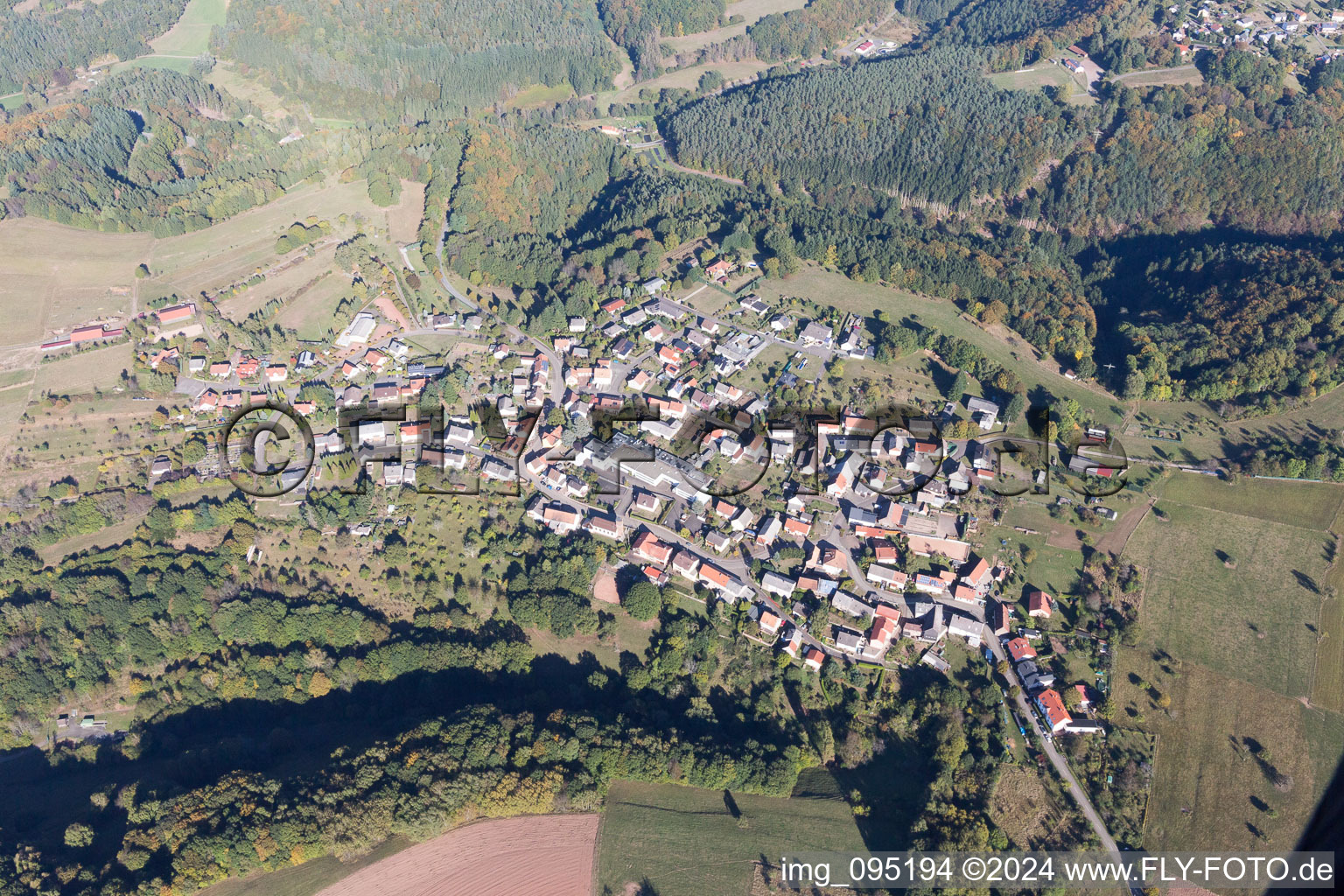 Vue aérienne de Champs agricoles et surfaces utilisables à Schweix dans le département Rhénanie-Palatinat, Allemagne