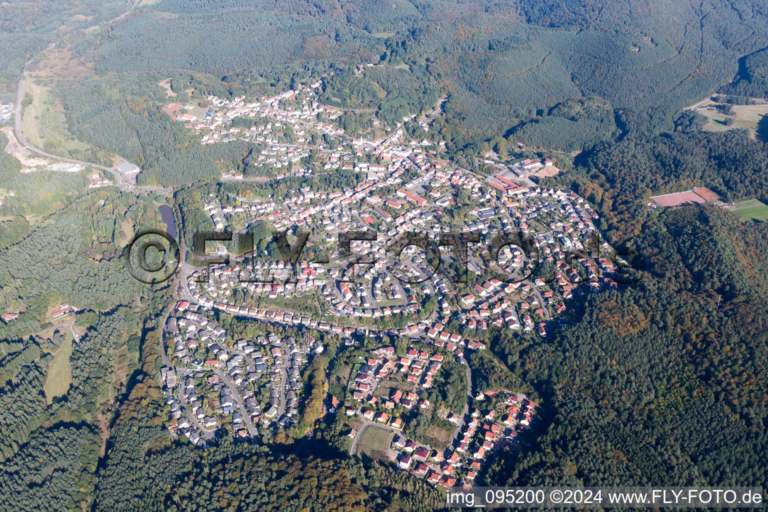 Vue aérienne de Vue sur le village à Lemberg dans le département Rhénanie-Palatinat, Allemagne