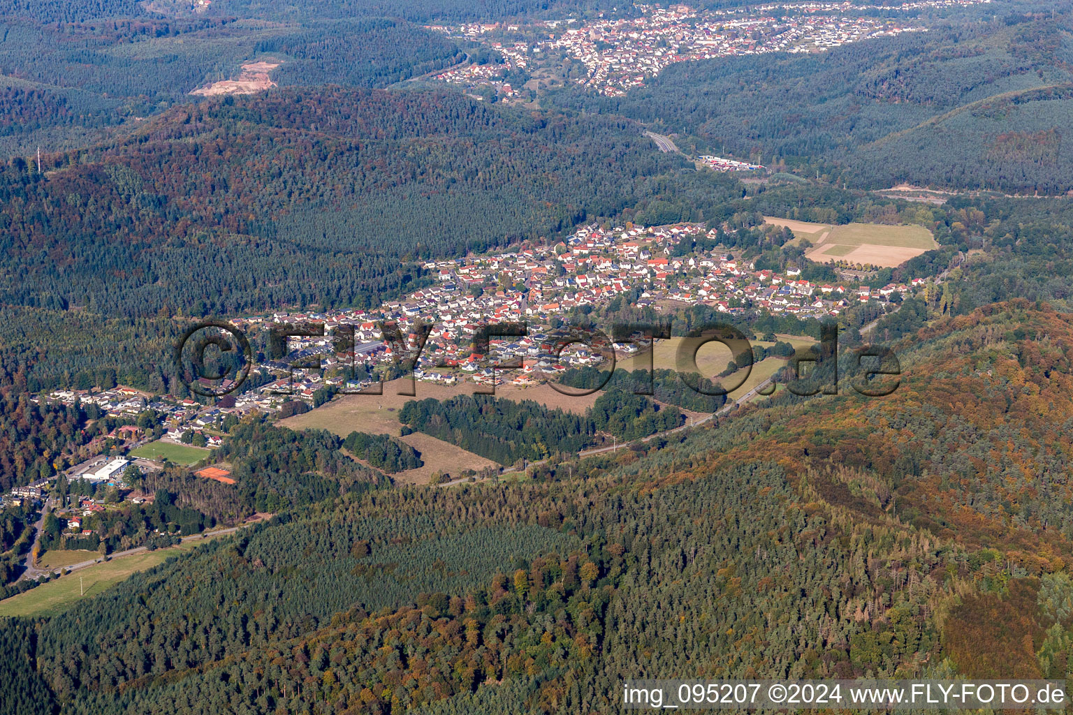 Vue aérienne de Vue des rues et des maisons des quartiers résidentiels à Ruppertsweiler dans le département Rhénanie-Palatinat, Allemagne