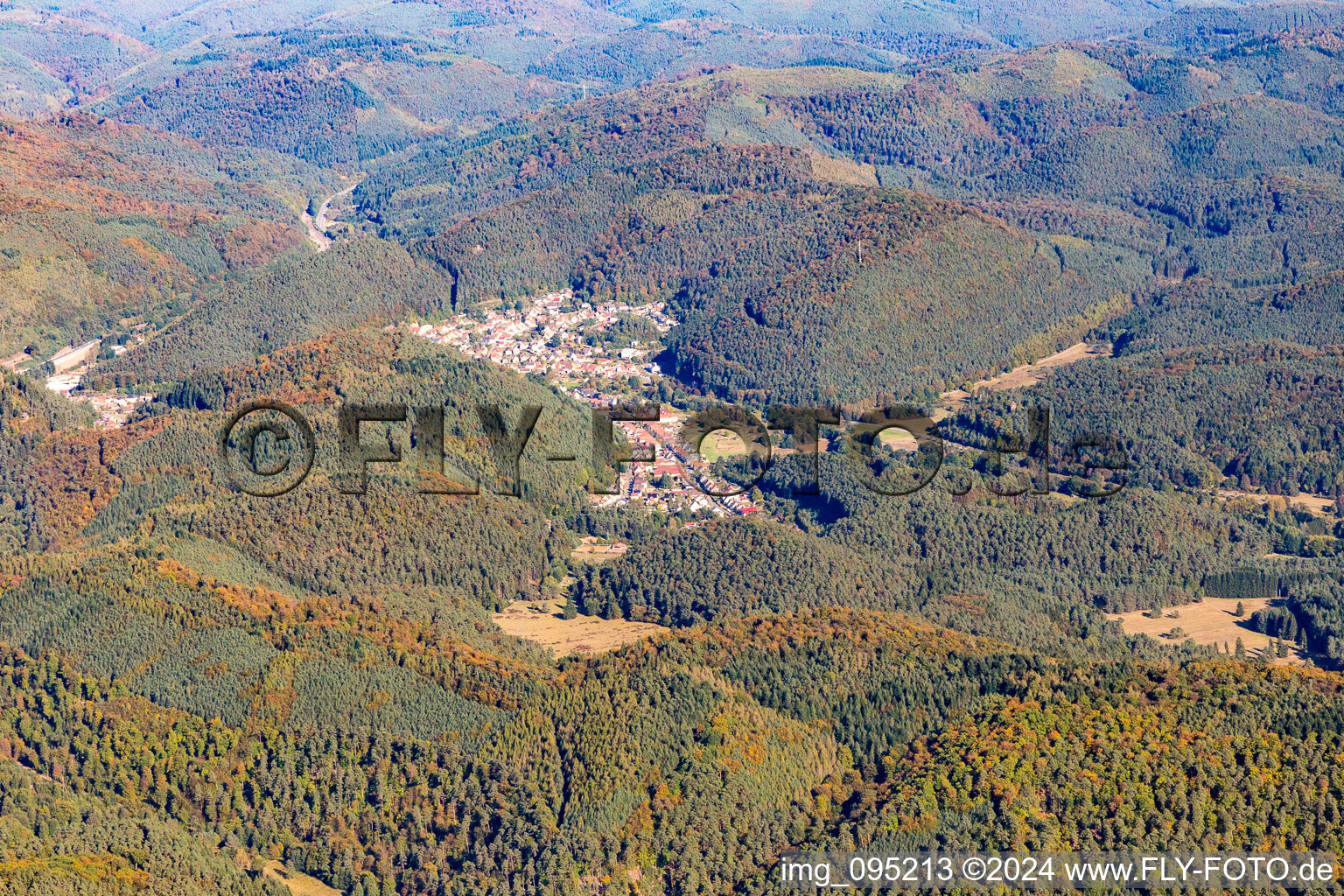 Vue aérienne de Du sud-ouest à Hinterweidenthal dans le département Rhénanie-Palatinat, Allemagne