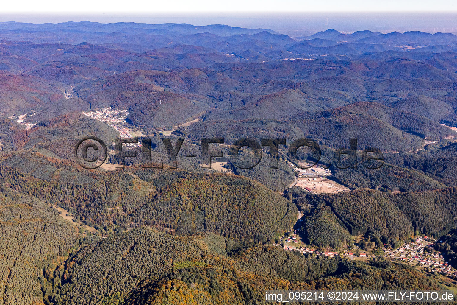 Hinterweidenthal dans le département Rhénanie-Palatinat, Allemagne depuis l'avion