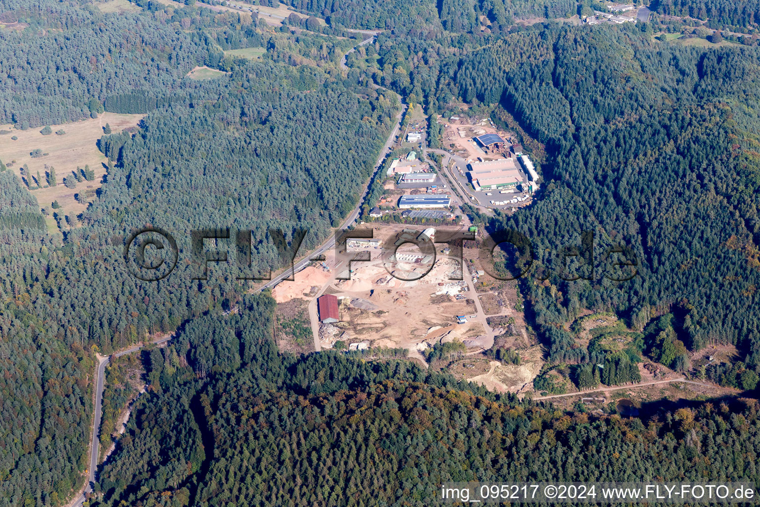 Vue aérienne de Rue industrielle à Hinterweidenthal dans le département Rhénanie-Palatinat, Allemagne