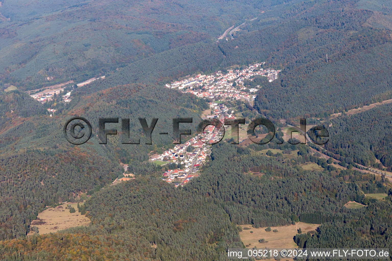 Vue d'oiseau de Hinterweidenthal dans le département Rhénanie-Palatinat, Allemagne