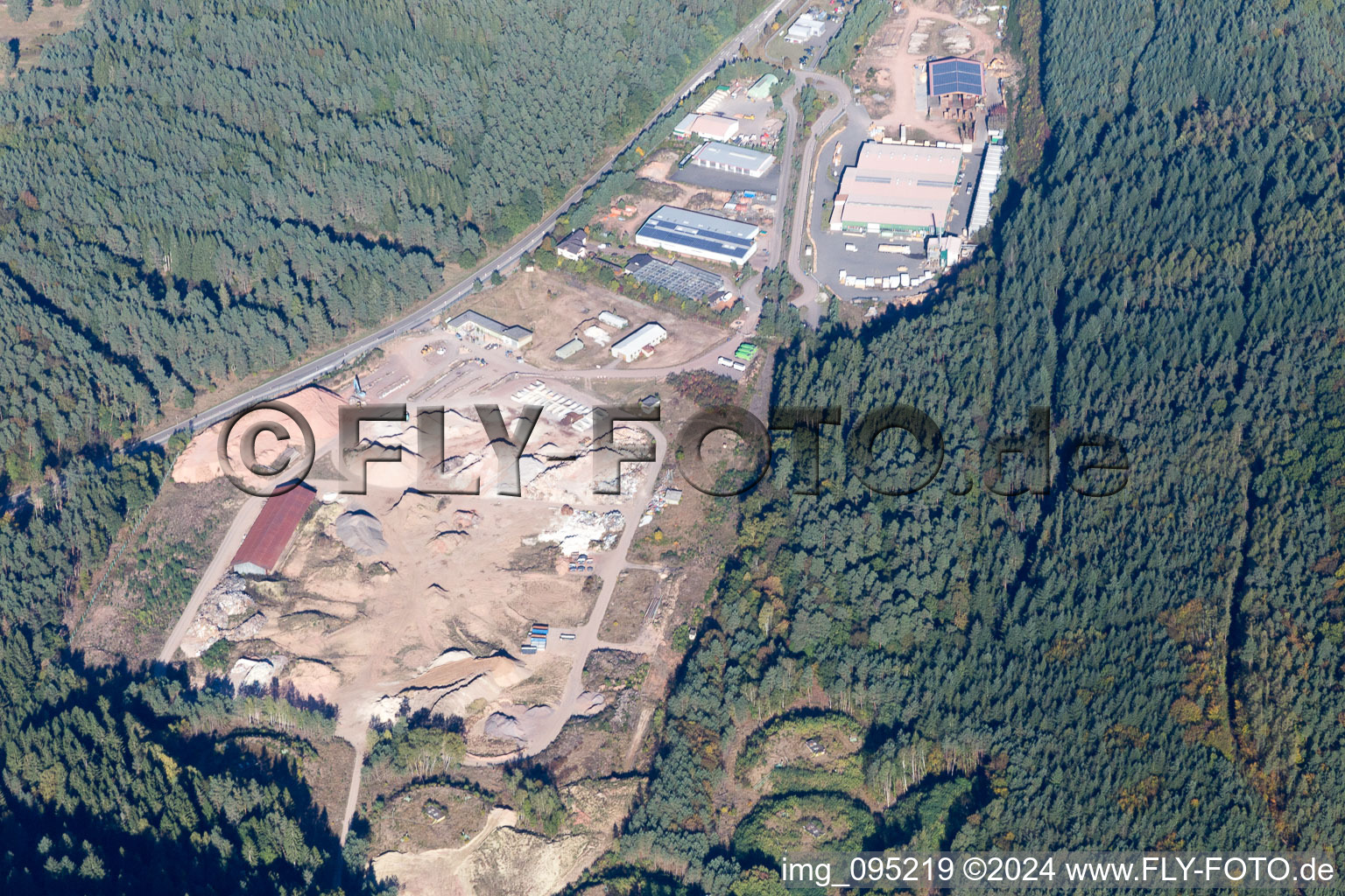 Vue aérienne de Rue industrielle à Hinterweidenthal dans le département Rhénanie-Palatinat, Allemagne