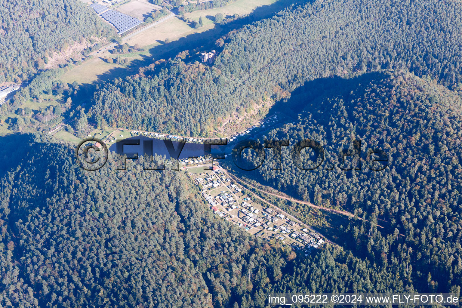 Vue aérienne de Camping Moosbachtal à Dahn dans le département Rhénanie-Palatinat, Allemagne