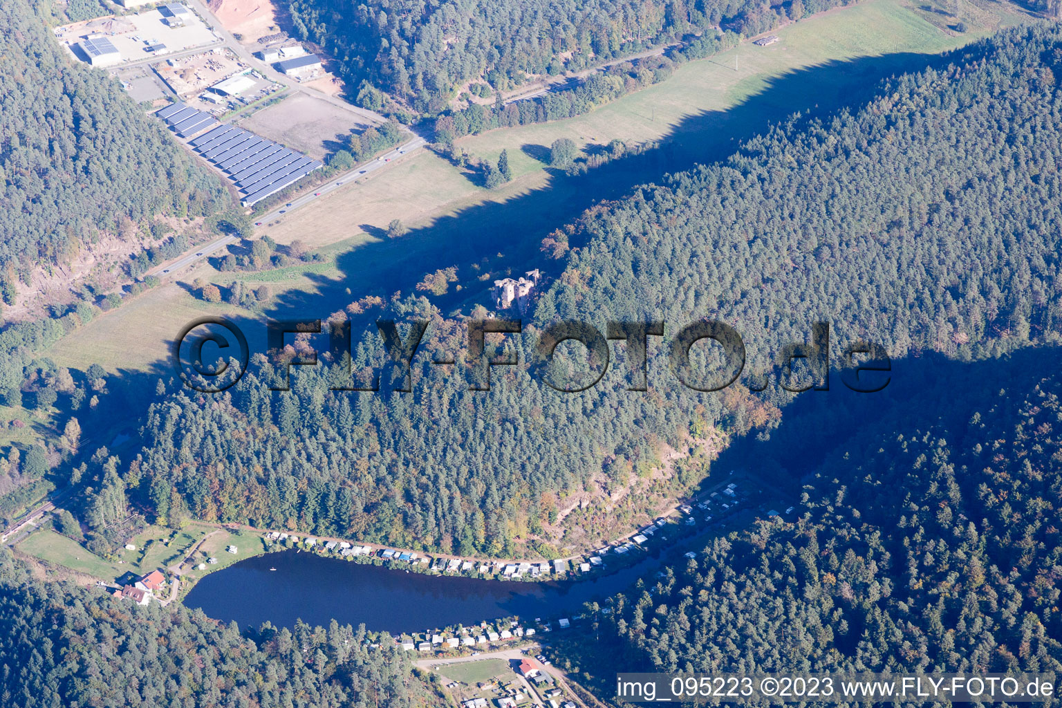 Vue aérienne de Camping Moosbachtal à Dahn dans le département Rhénanie-Palatinat, Allemagne