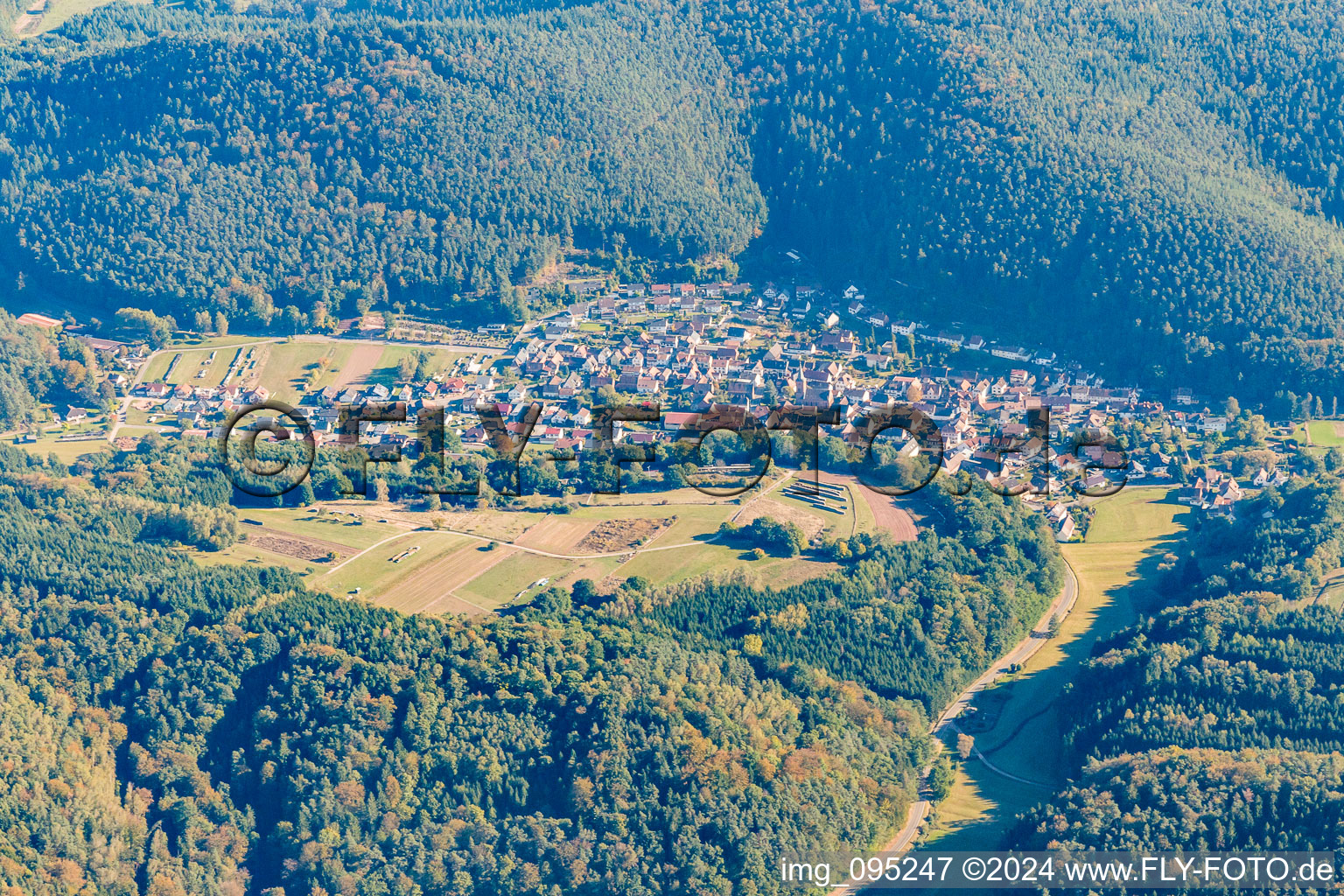 Vue aérienne de Du nord-ouest à Vorderweidenthal dans le département Rhénanie-Palatinat, Allemagne