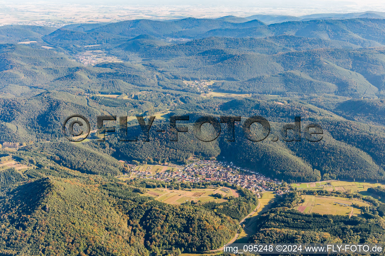 Vue aérienne de Du nord-ouest à Vorderweidenthal dans le département Rhénanie-Palatinat, Allemagne