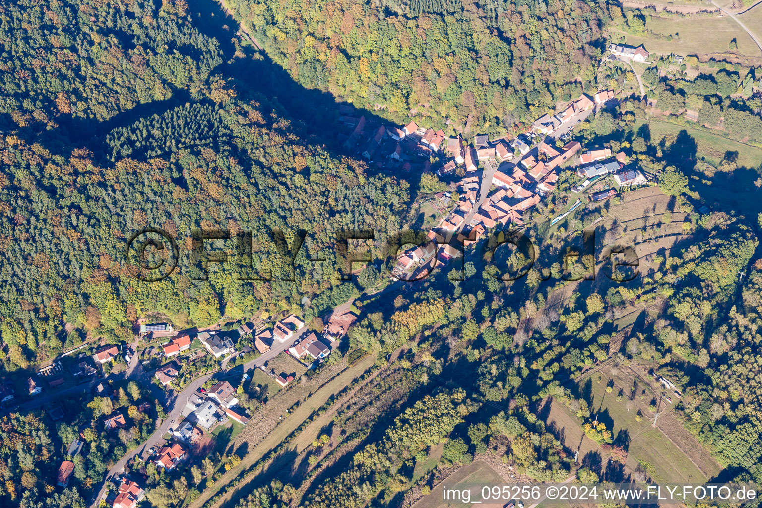 Vue aérienne de Vue sur le village à Oberschlettenbach dans le département Rhénanie-Palatinat, Allemagne