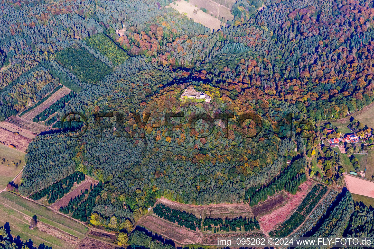 Vue aérienne de Ruines et vestiges du mur des ruines du château de Lindelbrunn à Vorderweidenthal dans le département Rhénanie-Palatinat, Allemagne