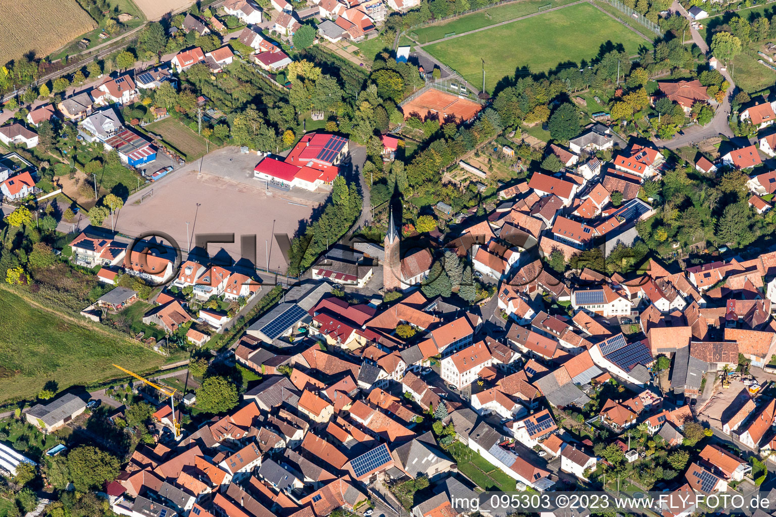 Vue aérienne de Terrain de sport - terrain de football à le quartier Drusweiler in Kapellen-Drusweiler dans le département Rhénanie-Palatinat, Allemagne